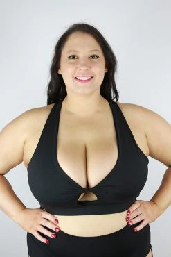 Matte Black Knot Sports Bra – Plus Size